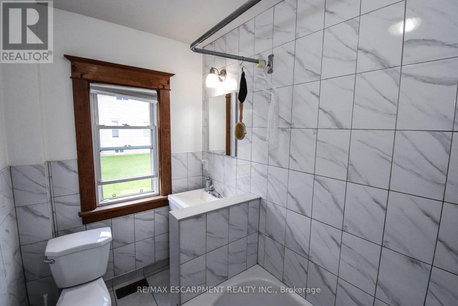 Photo 17 of 264 Hellems Avenue, Welland ON