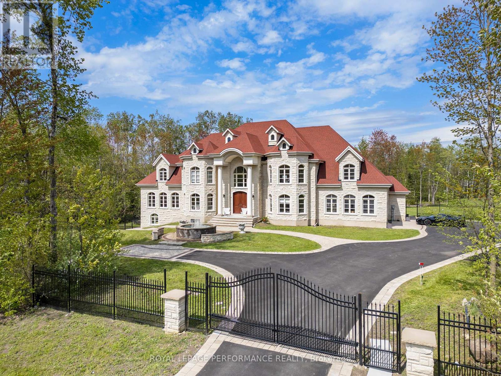 Castle w 6 bedrooms & 9 bathrooms!