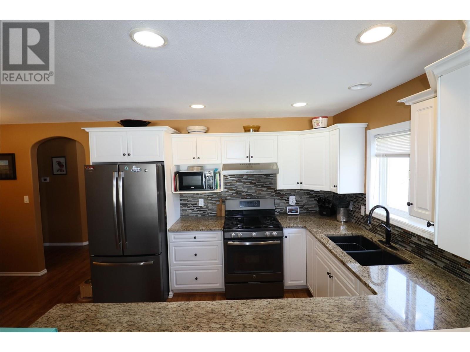 2160 BRYCEN Place, Grand Forks