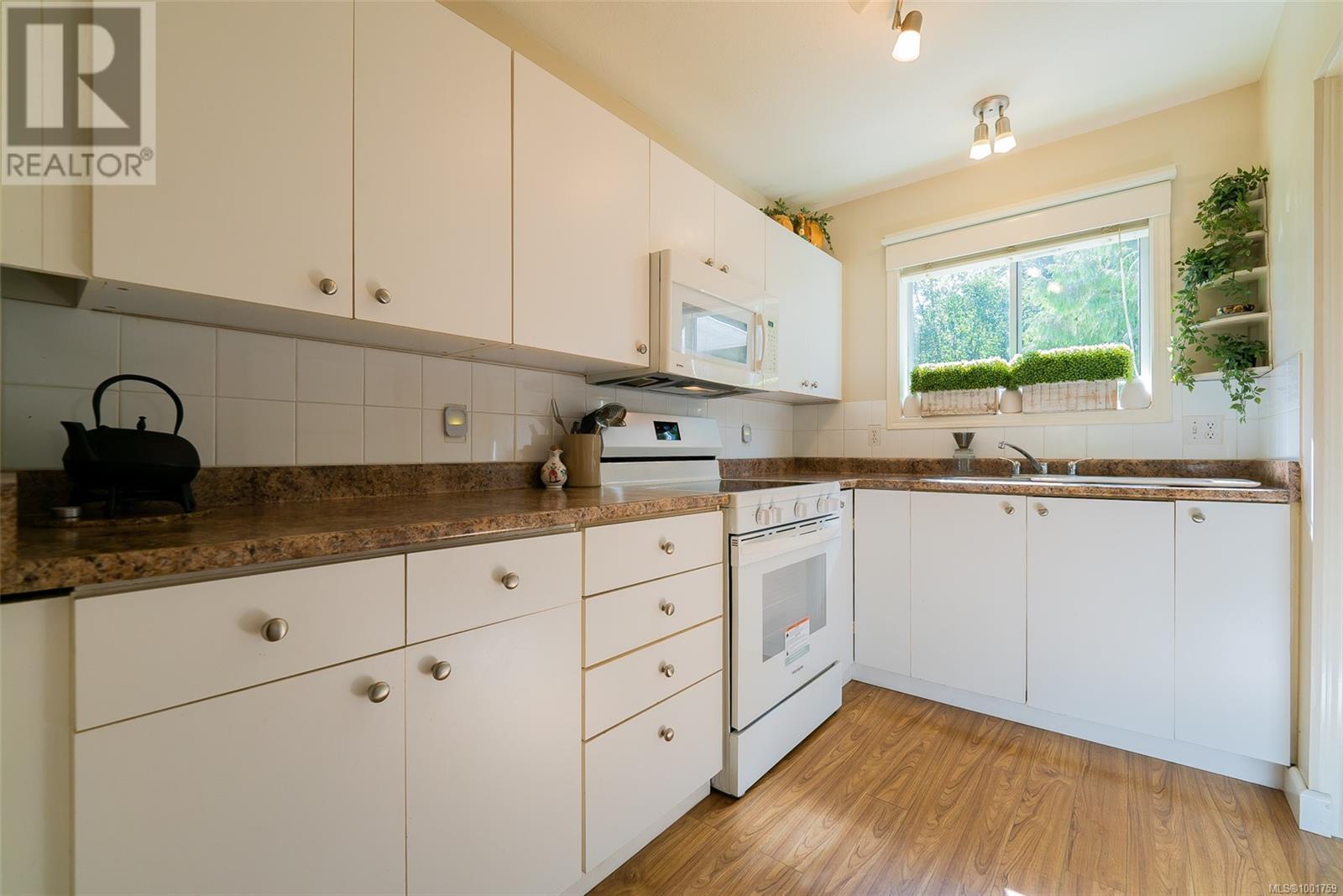 Photo 9 of 2 3470 Hillside Ave, Nanaimo BC