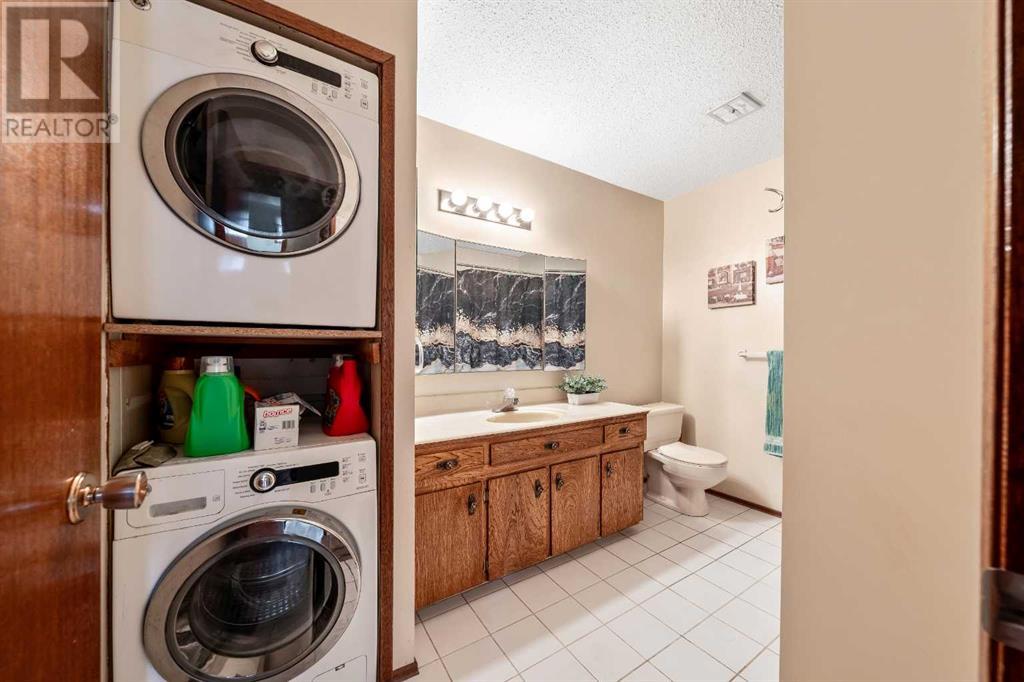 Single Family House Bi-level for Sale in  Silverdale Place NW Silver Springs Calgary 