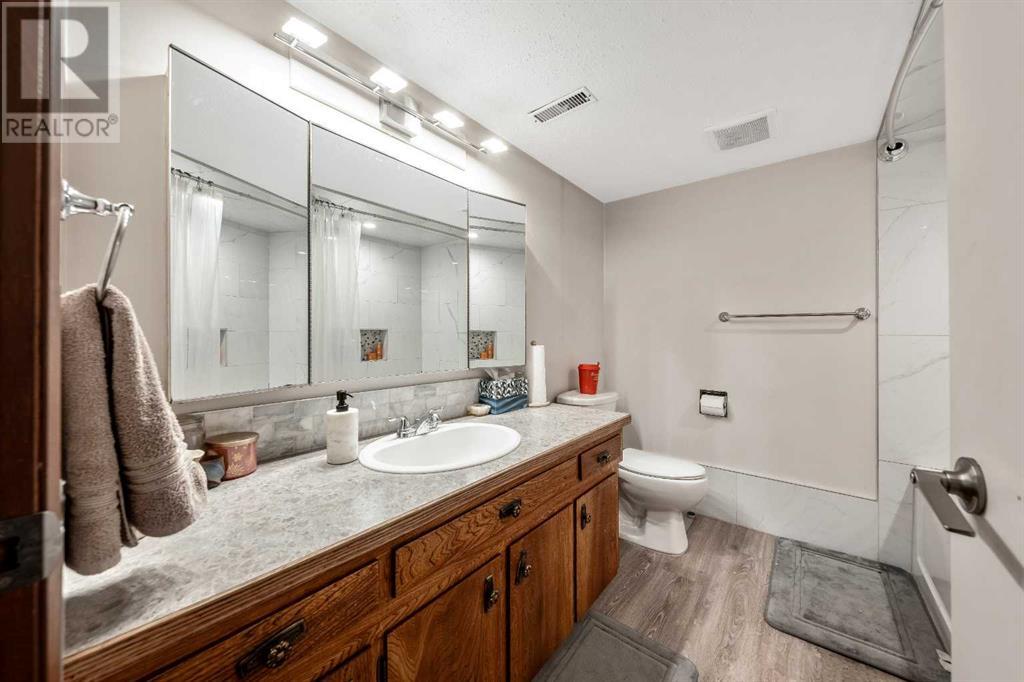 Single Family House Bi-level for Sale in  Silverdale Place NW Silver Springs Calgary 