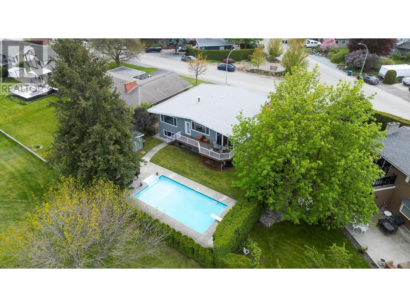  990 Fairway Crescent, Kelowna