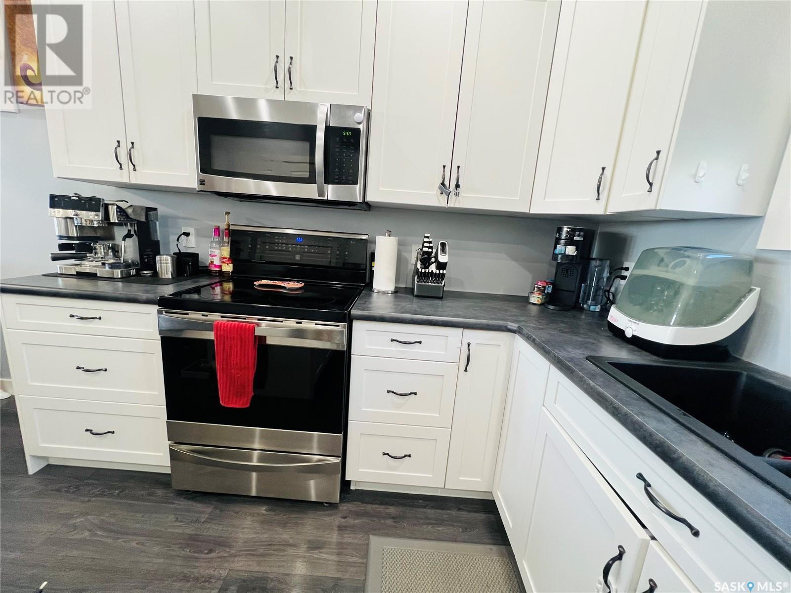 Photo 8 of 617 Douglas Drive, Swift Current SK