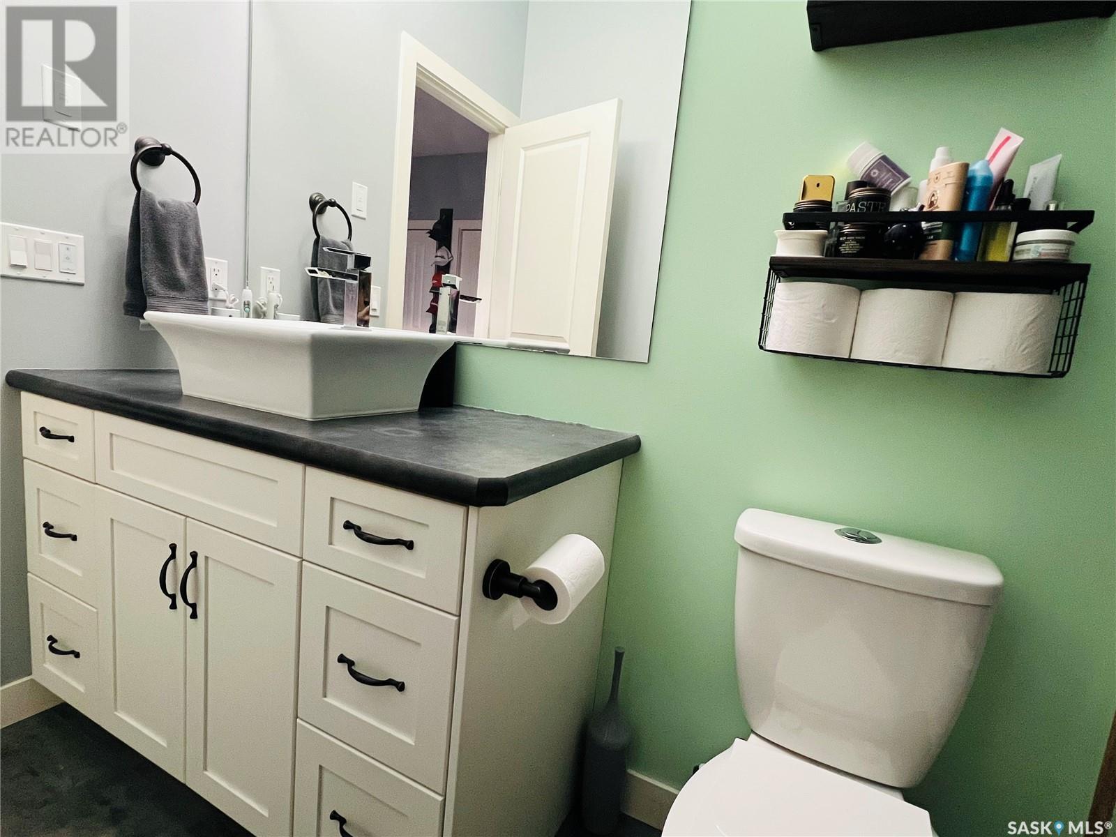 Photo 10 of 617 Douglas Drive, Swift Current SK