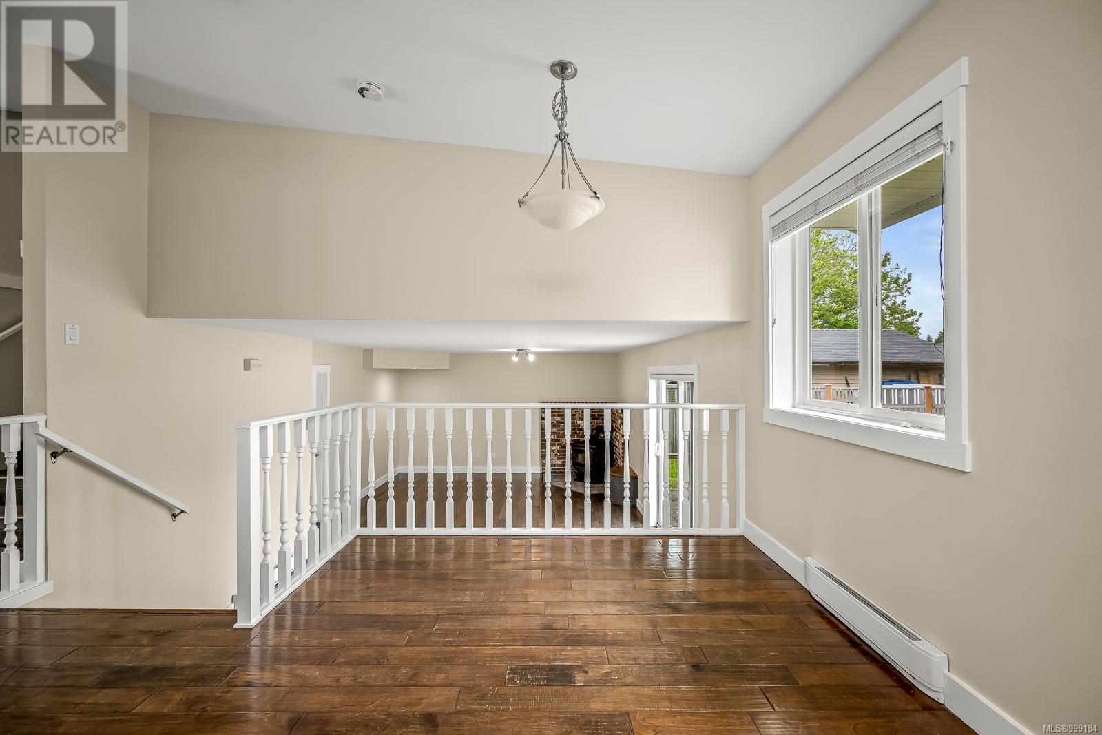 Photo 11 of 1401 22nd St, Courtenay BC