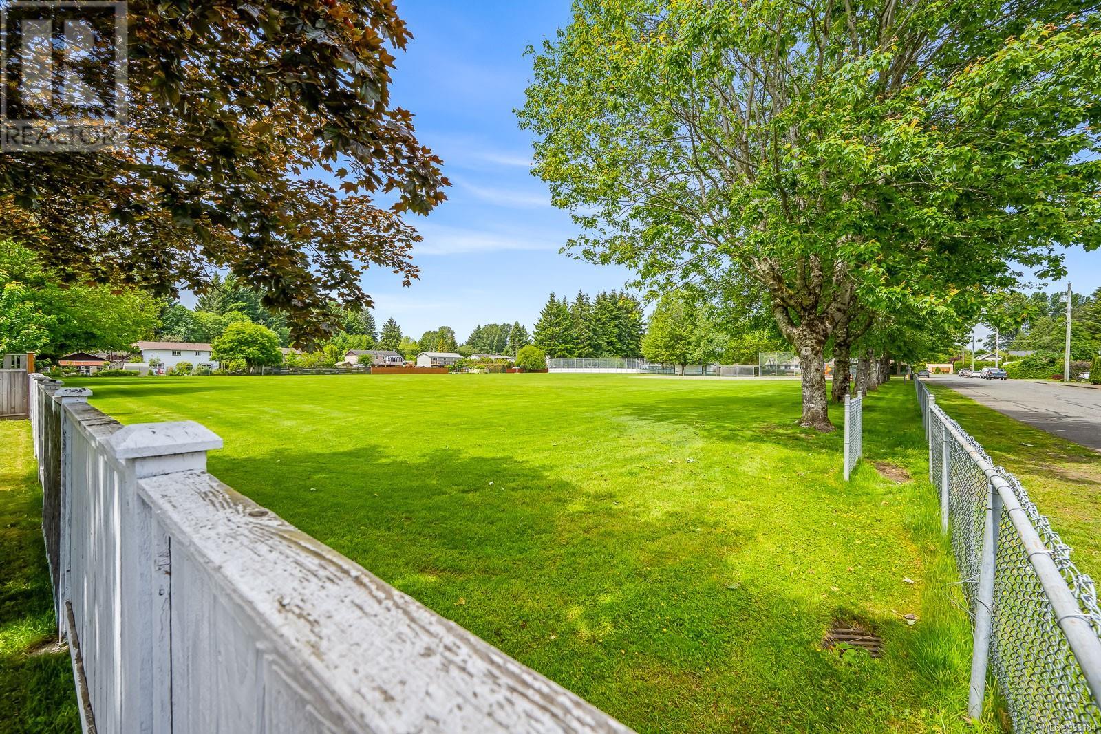 Photo 32 of 1401 22nd St, Courtenay BC