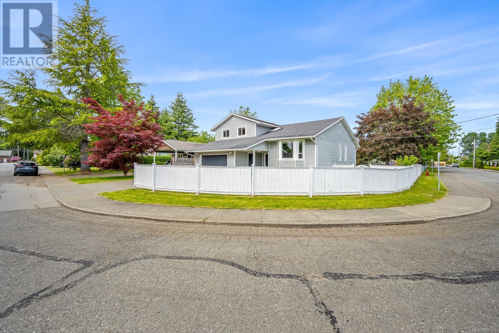 Photo 7 of 1401 22nd St, Courtenay BC