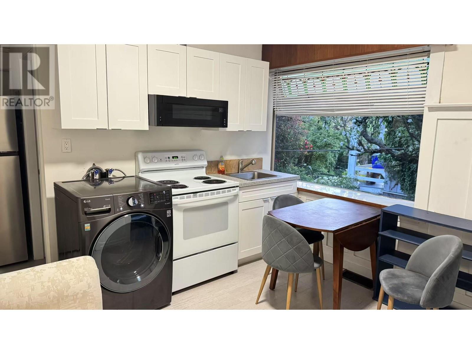 Photo 5 of 2908 W 8th Avenue, Vancouver BC