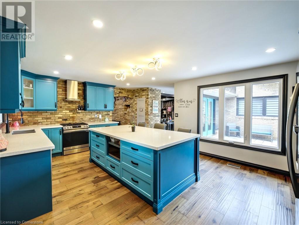 Photo 7 of 8 Westgate Circle, Brantford ON