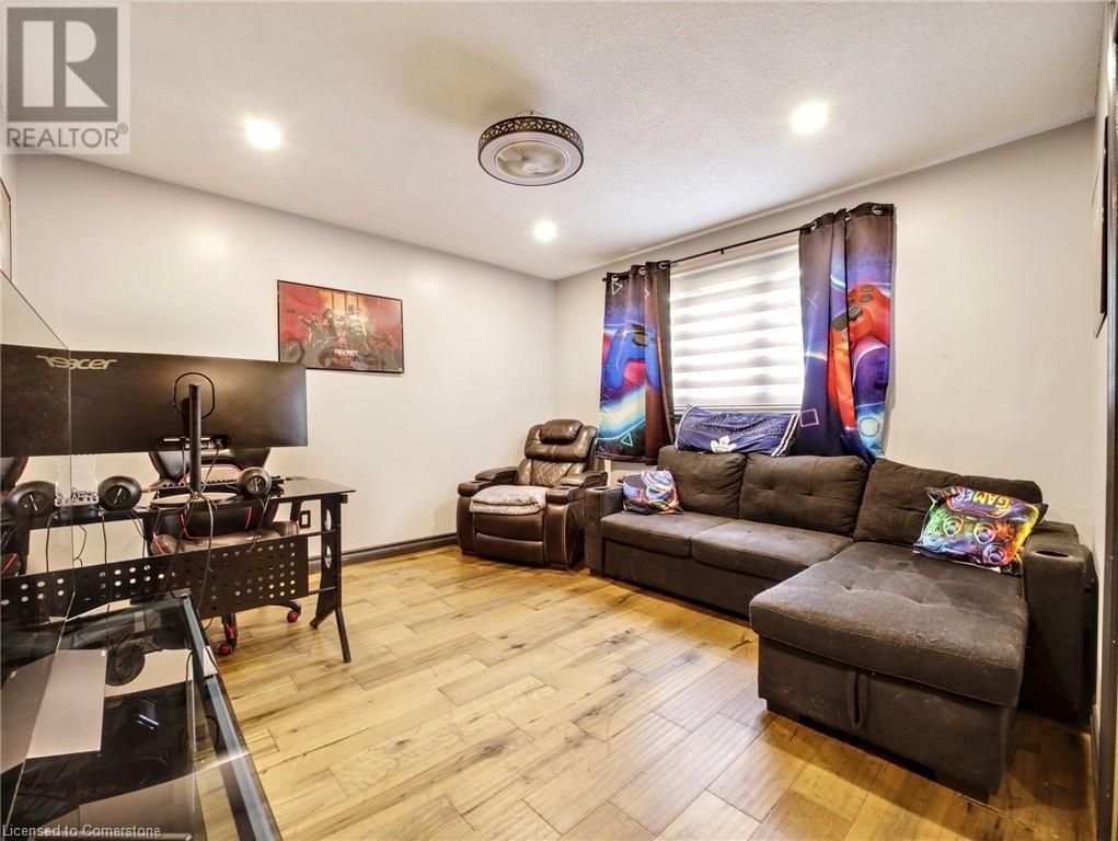 Photo 21 of 8 Westgate Circle, Brantford ON