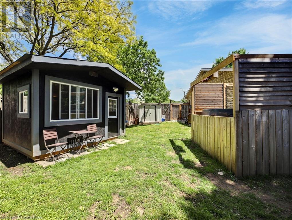 Photo 34 of 8 Westgate Circle, Brantford ON