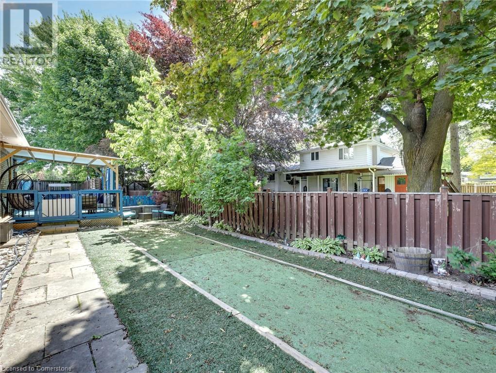 Photo 36 of 8 Westgate Circle, Brantford ON