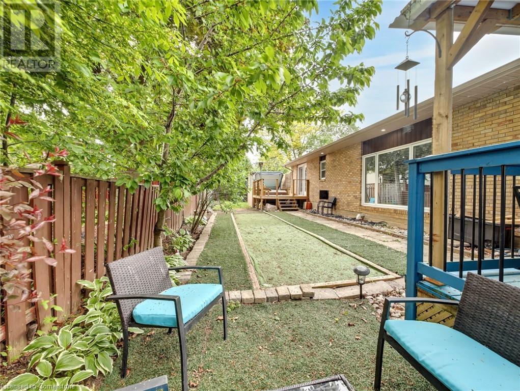 Photo 38 of 8 Westgate Circle, Brantford ON