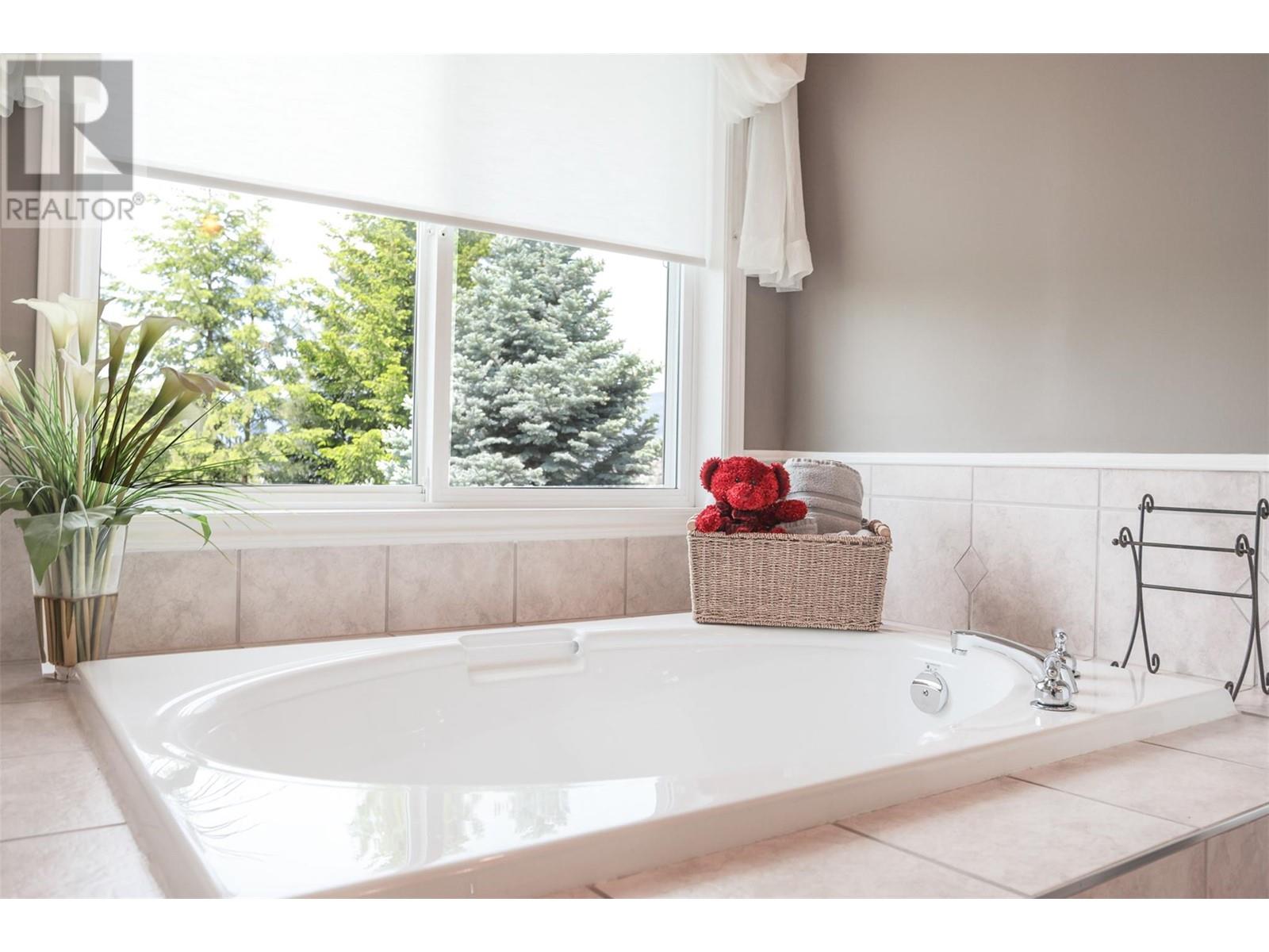  2072 Lillooet Court, Kelowna