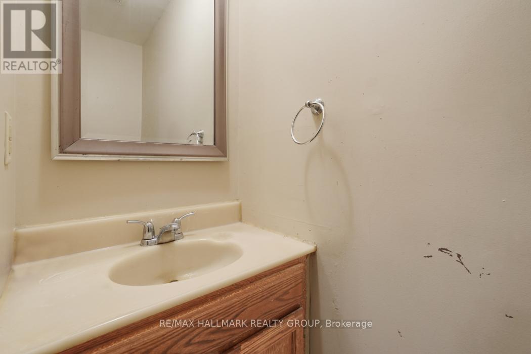 Photo 21 of 24 Erin Crescent, Ottawa ON