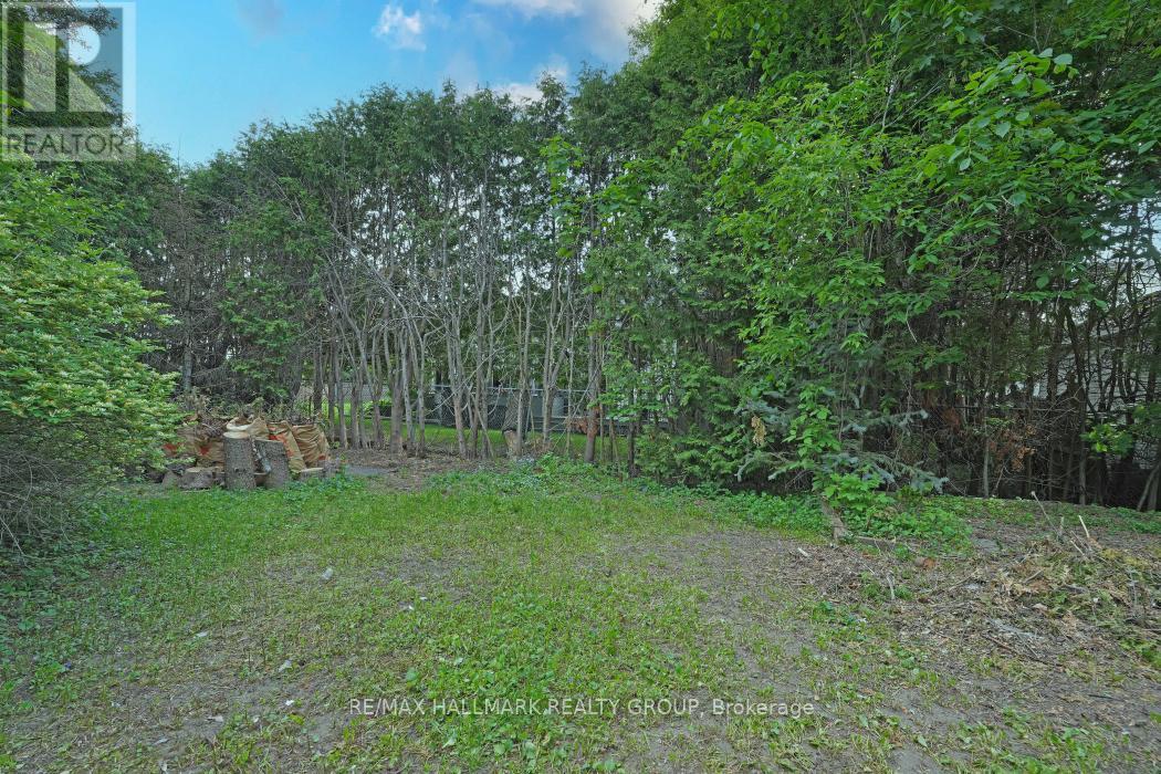 Photo 13 of 24 Erin Crescent, Ottawa ON