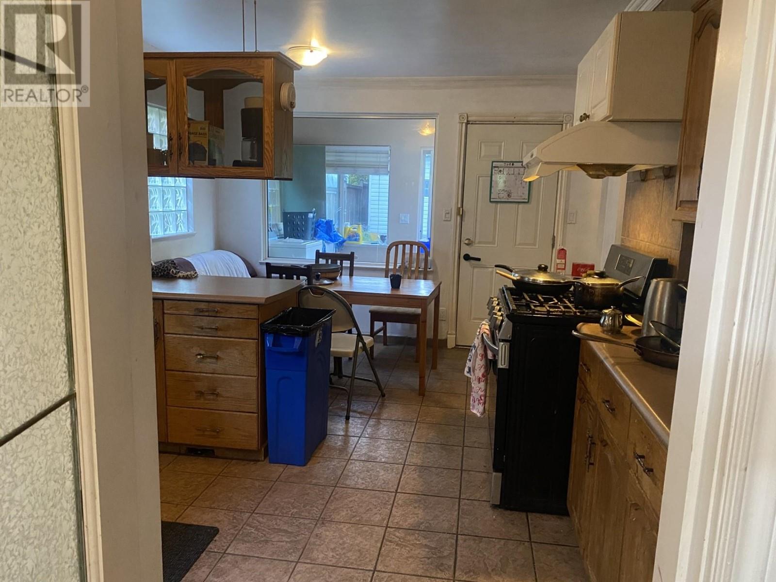 Photo 3 of 1403 Gilmore Avenue, Burnaby BC