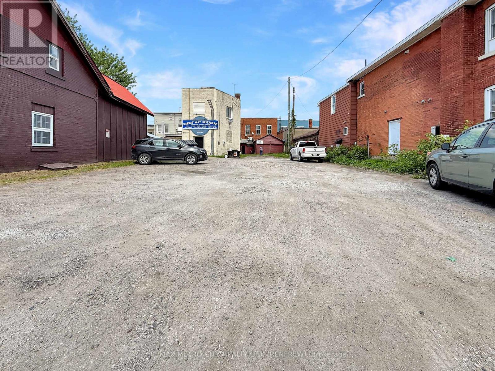 Photo 4 of 170 172 Raglan Street S, Renfrew ON