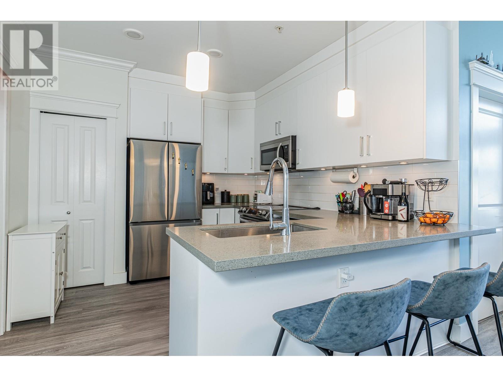 Photo 8 of 404 2389 Hawthorne Avenue, Port Coquitlam BC