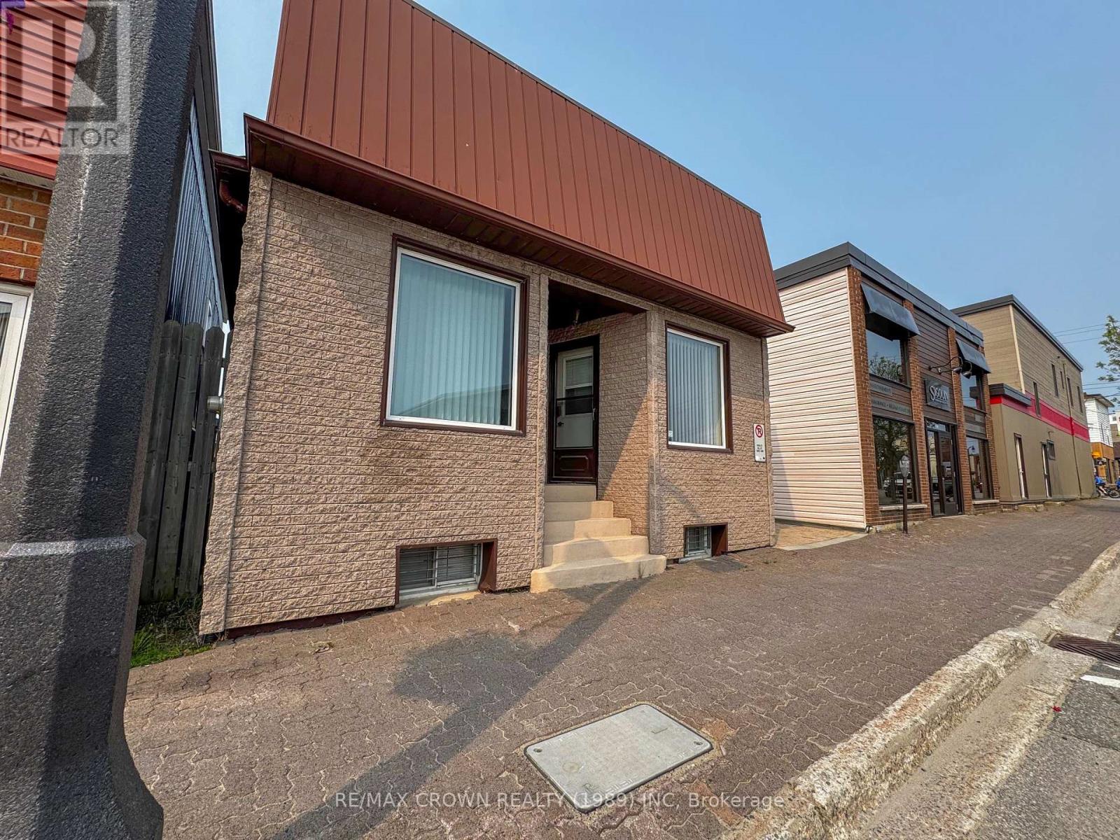 Photo 2 of 906 George Street, Hearst ON