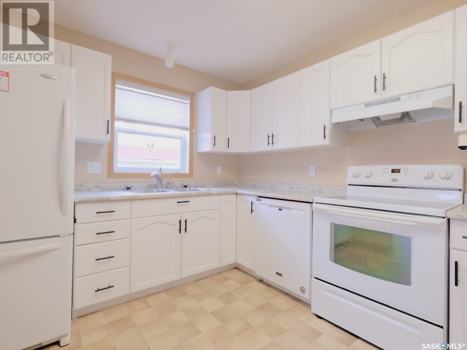 Photo 24 of 101 114 Third Avenue E, Rosetown SK