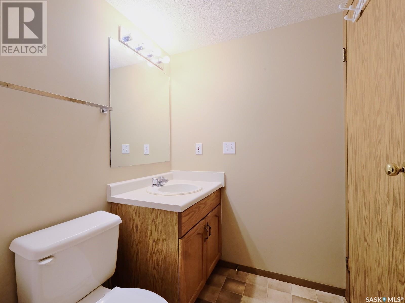 Photo 11 of 101 114 Third Avenue E, Rosetown SK