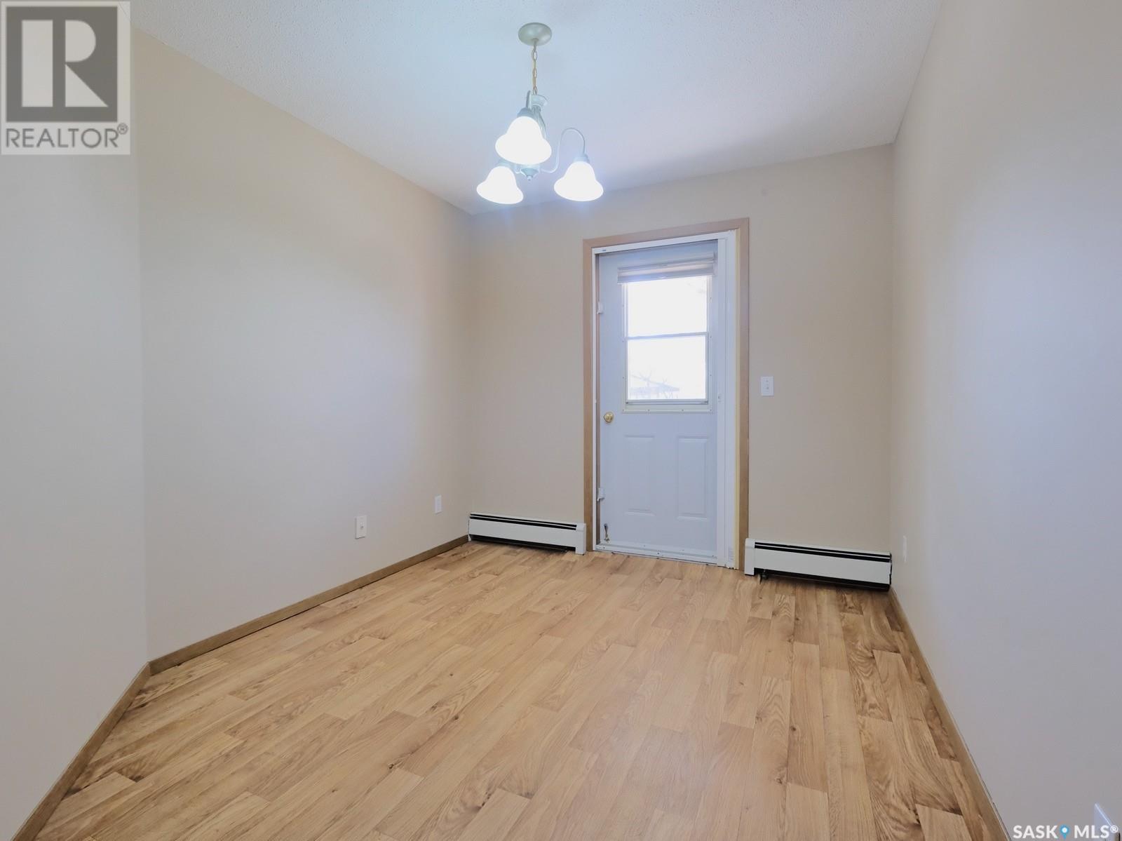 Photo 16 of 101 114 Third Avenue E, Rosetown SK