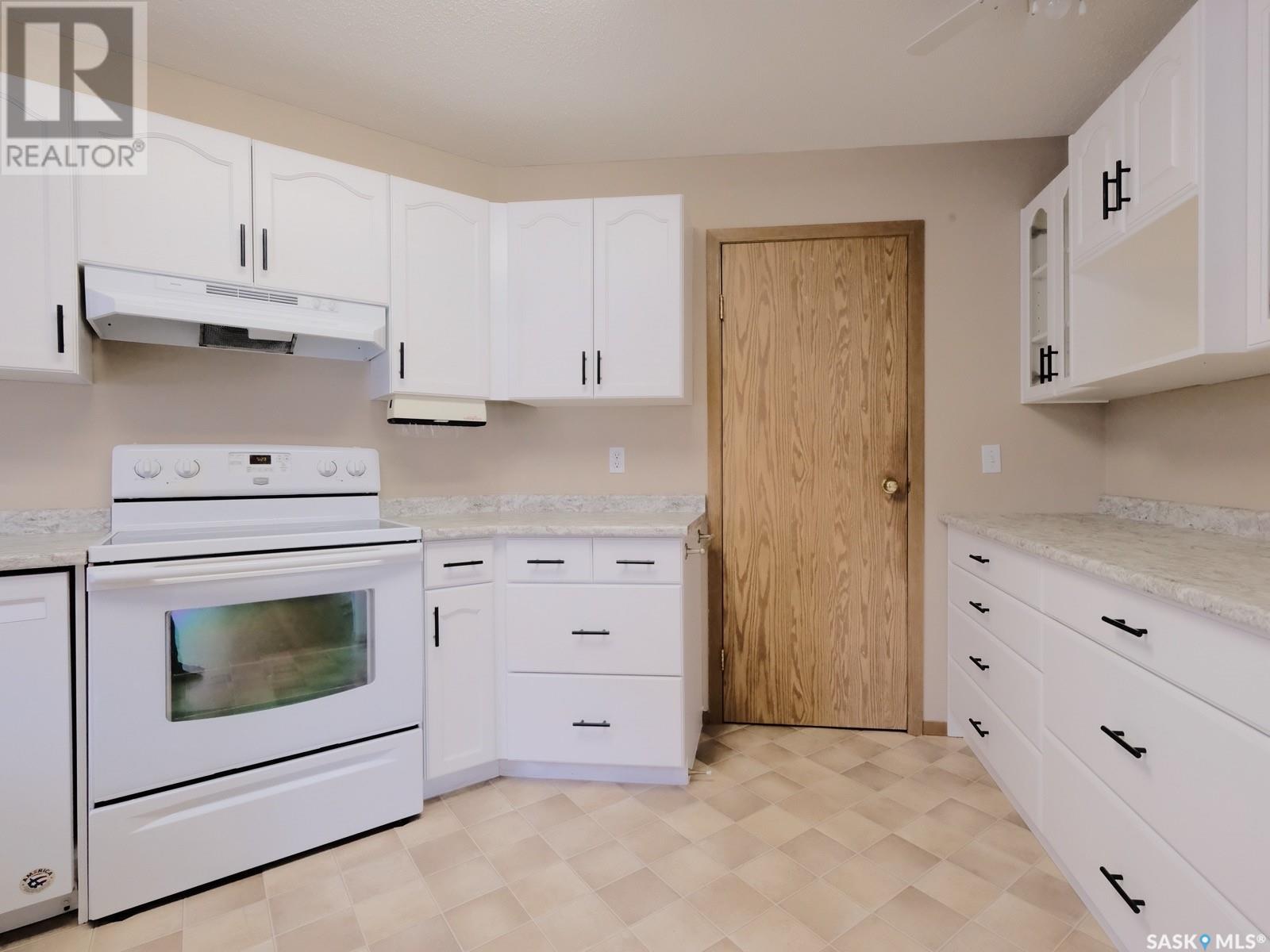 Photo 23 of 101 114 Third Avenue E, Rosetown SK