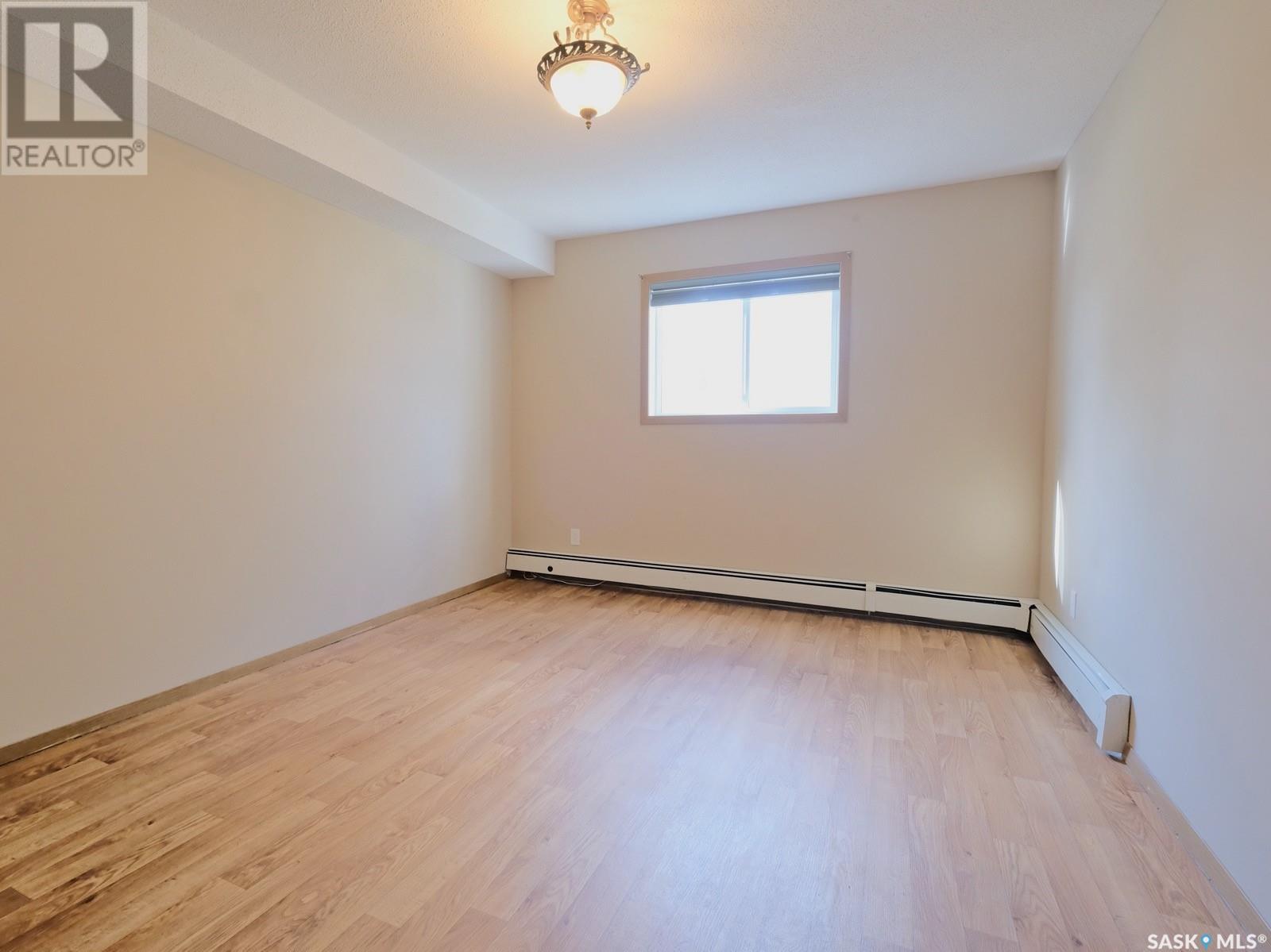 Photo 12 of 101 114 Third Avenue E, Rosetown SK
