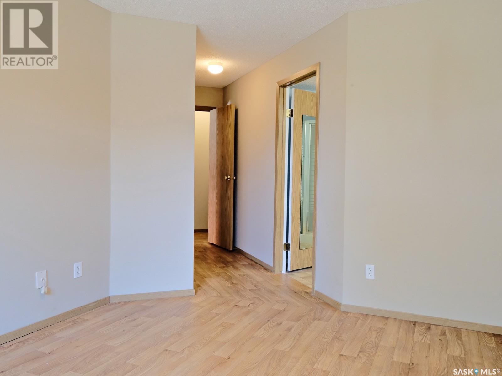Photo 14 of 101 114 Third Avenue E, Rosetown SK