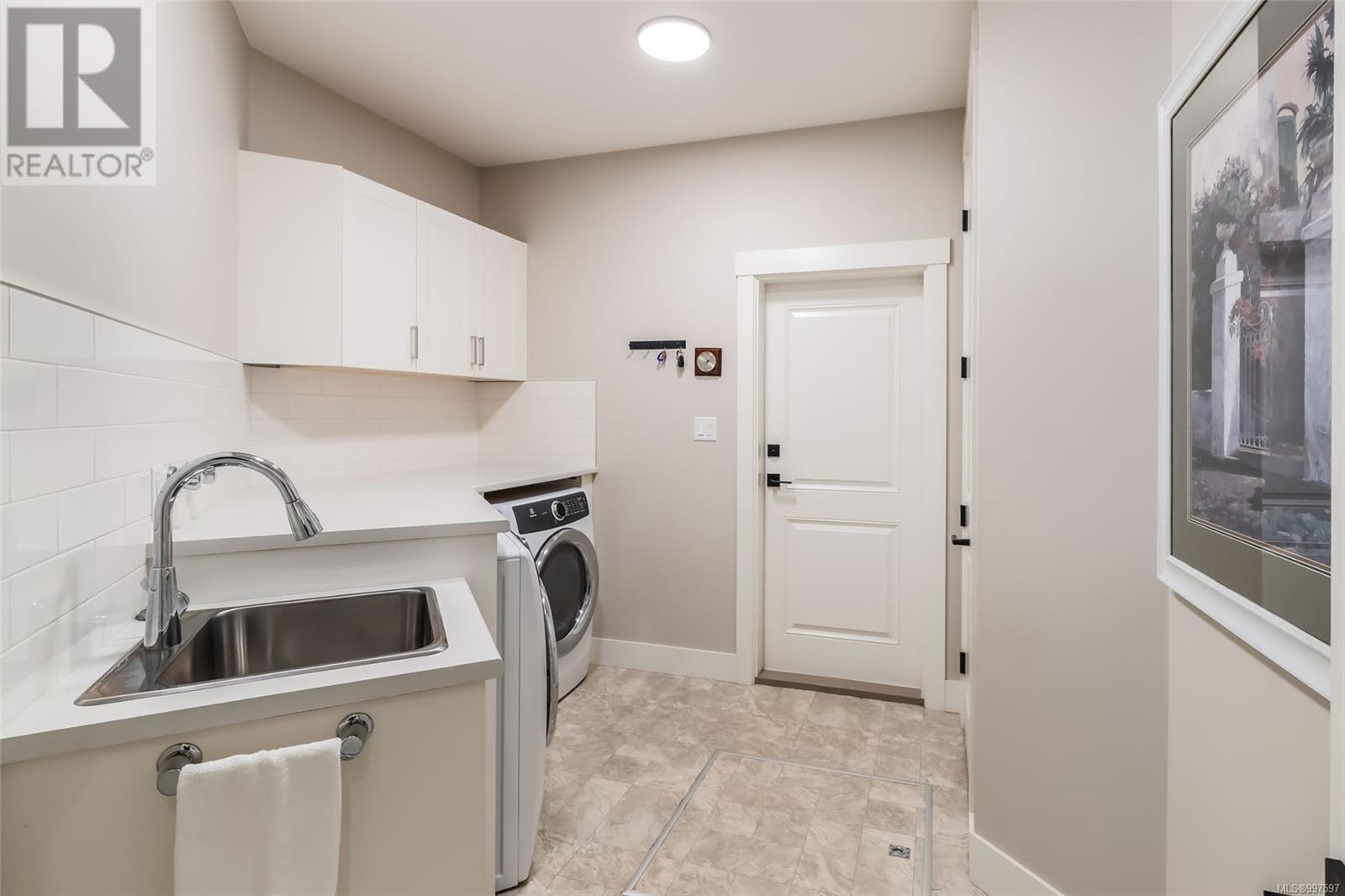 1000 Brookfield Cres, Parksville real estate listing 997597
