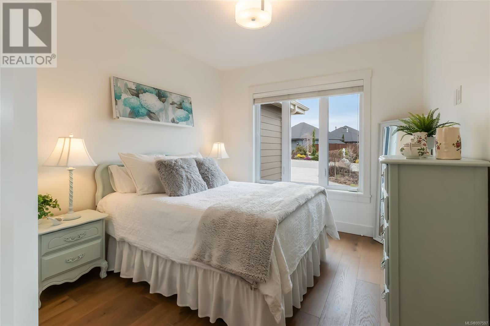 1000 Brookfield Cres, Parksville real estate listing 997597