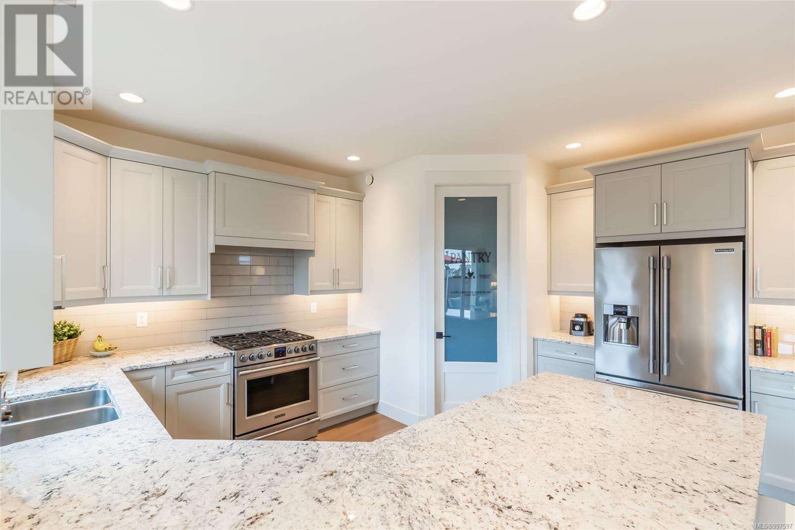 1000 Brookfield Cres, Parksville real estate listing 997597