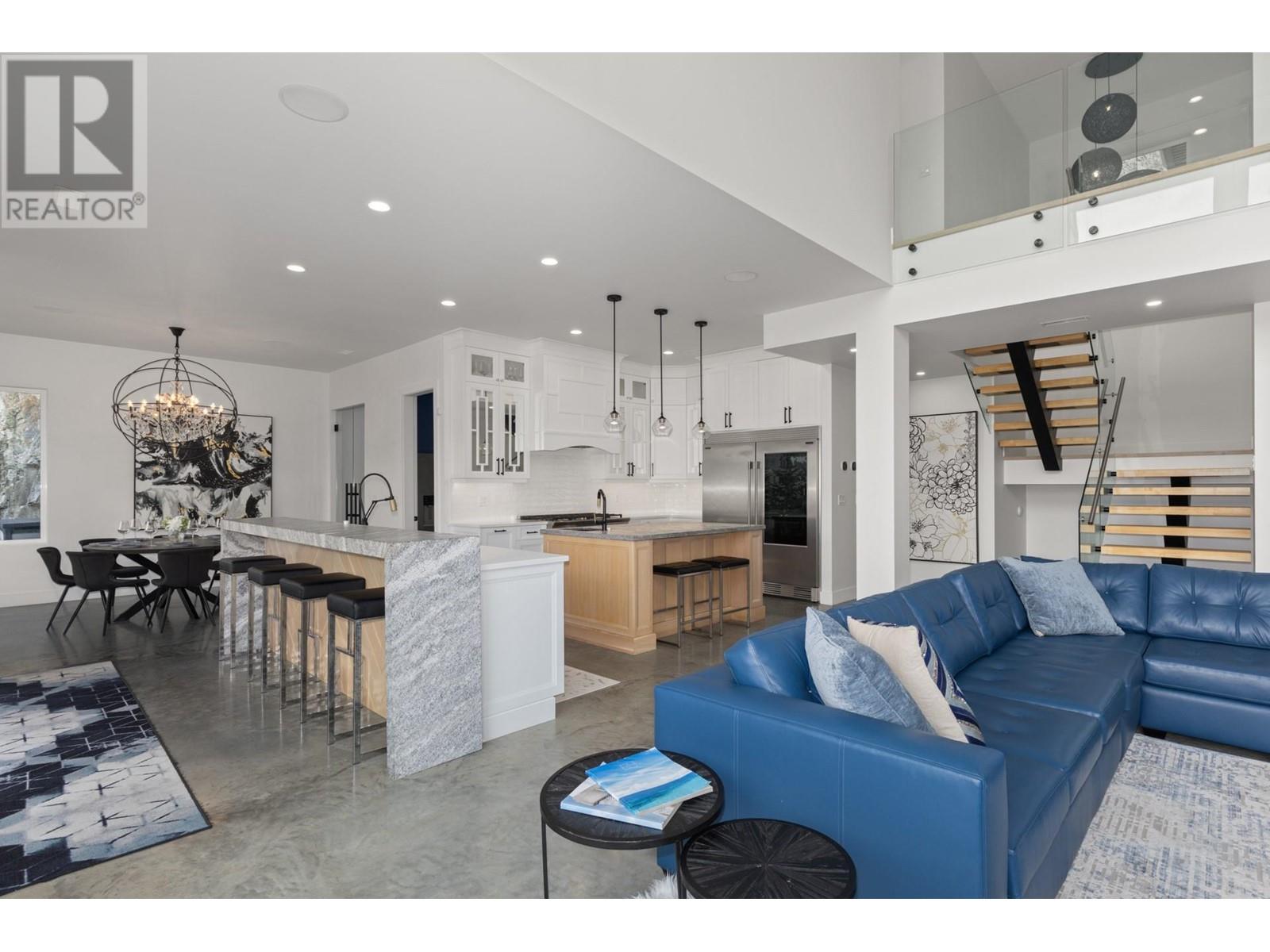  112 Sunset Boulevard, Vernon