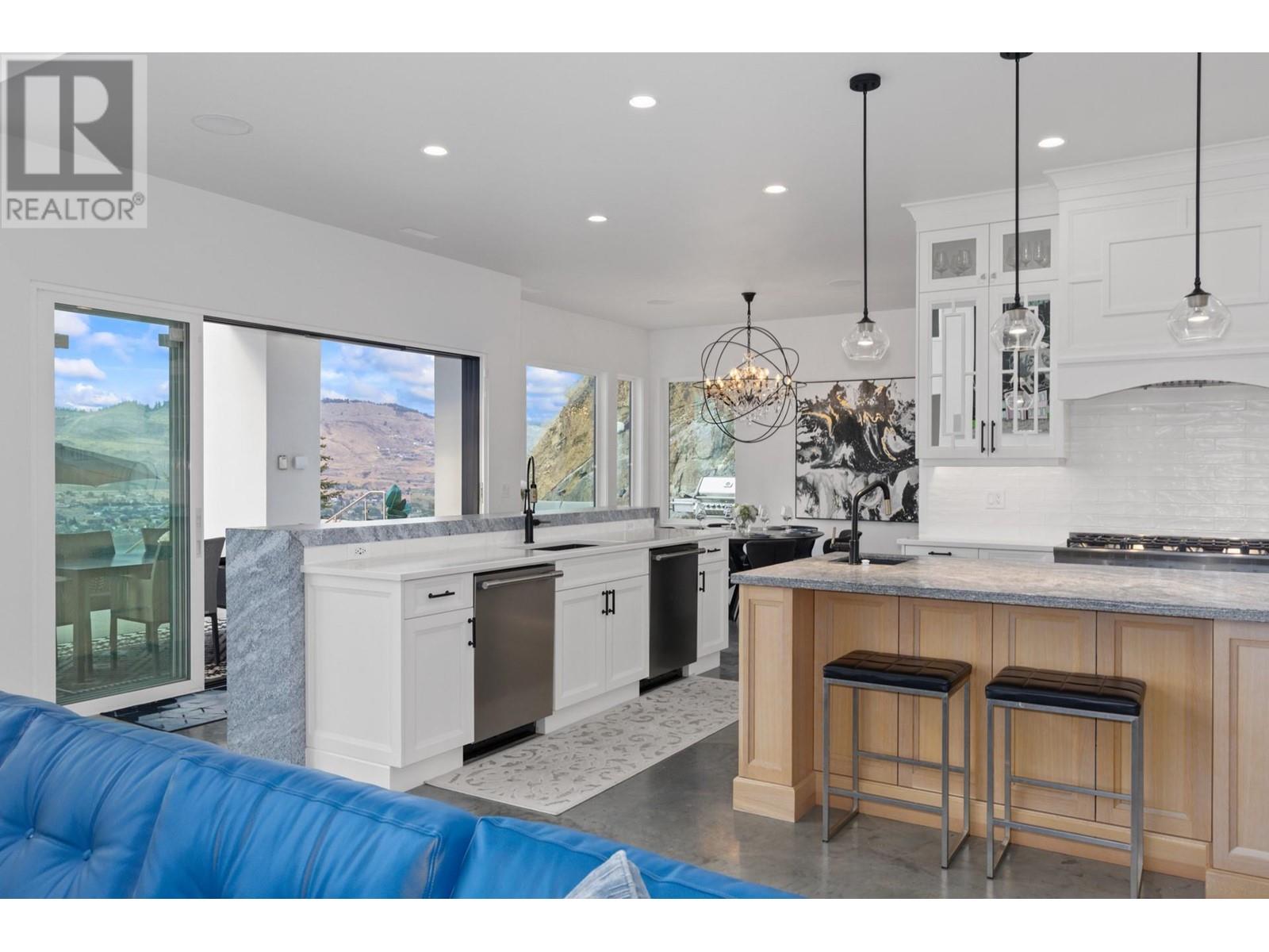  112 Sunset Boulevard, Vernon