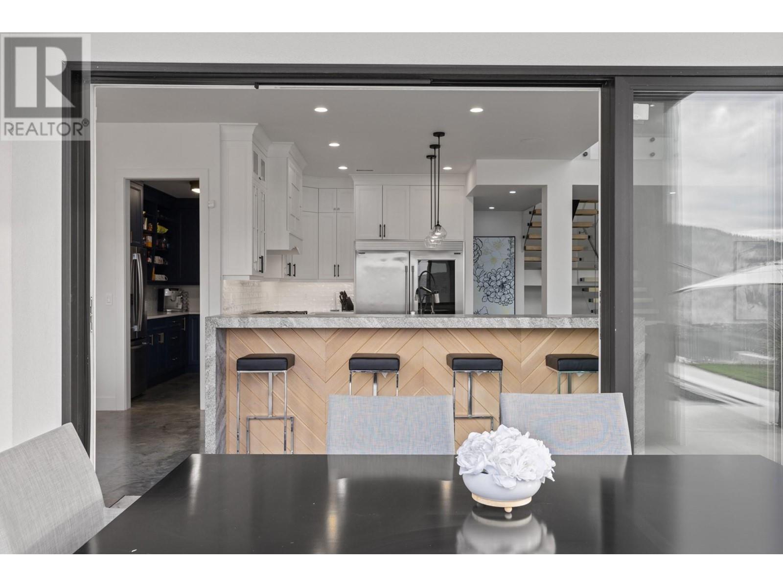  112 Sunset Boulevard, Vernon