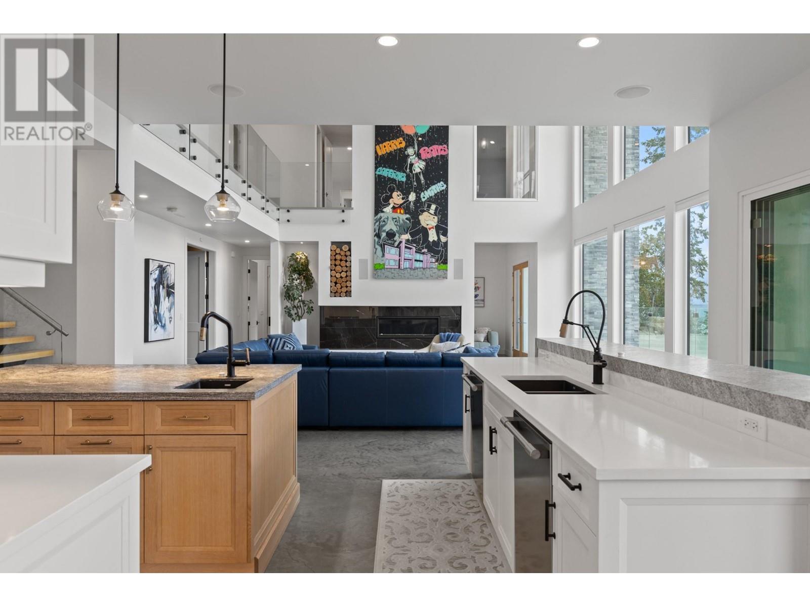  112 Sunset Boulevard, Vernon