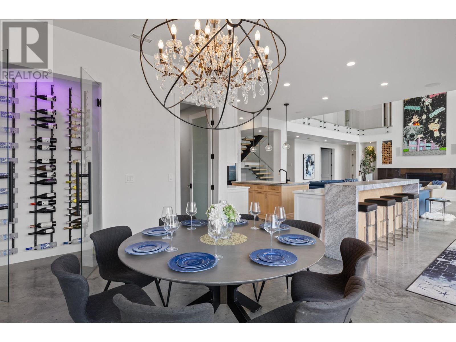  112 Sunset Boulevard, Vernon