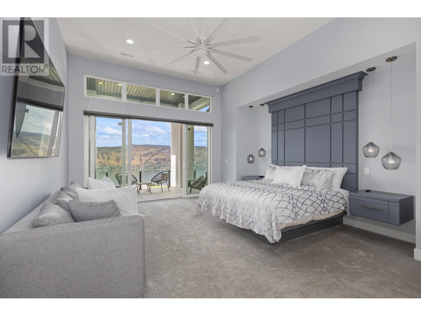  112 Sunset Boulevard, Vernon