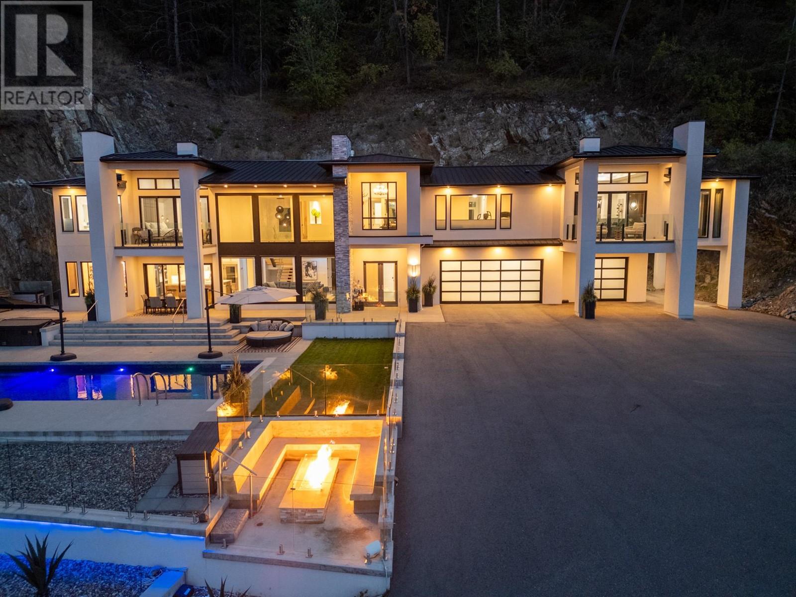  112 Sunset Boulevard, Vernon