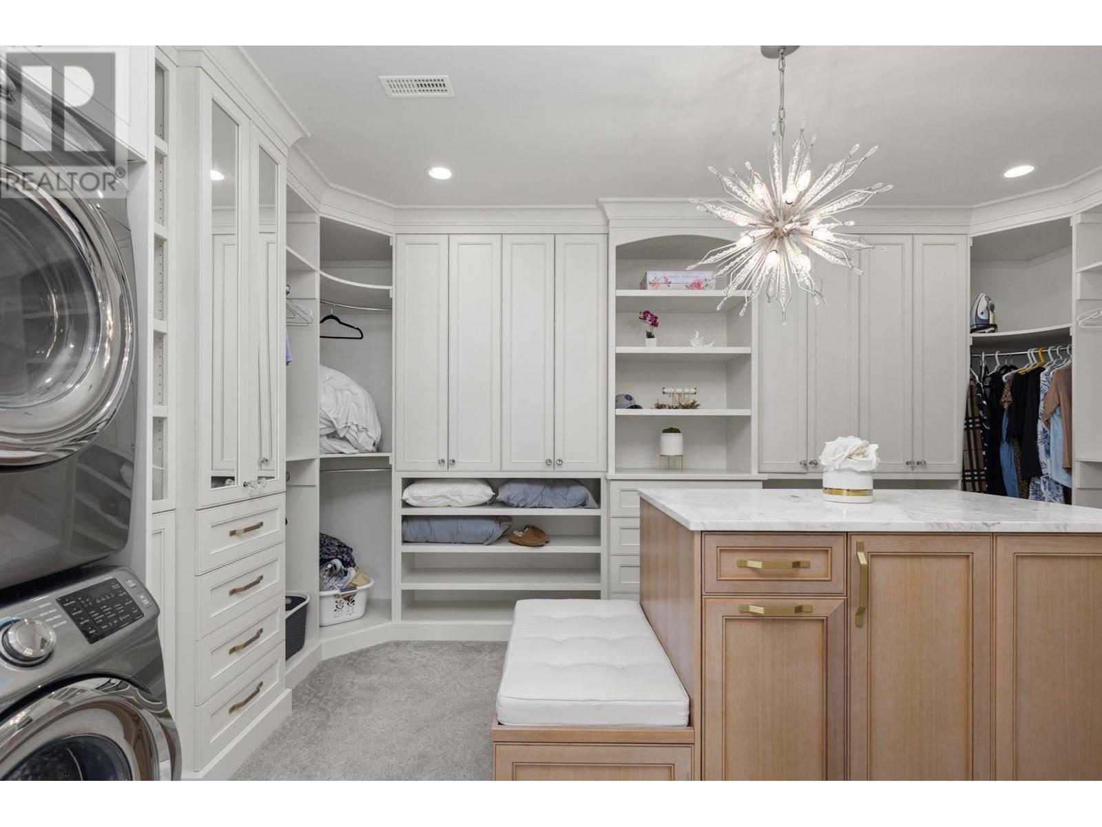  112 Sunset Boulevard, Vernon