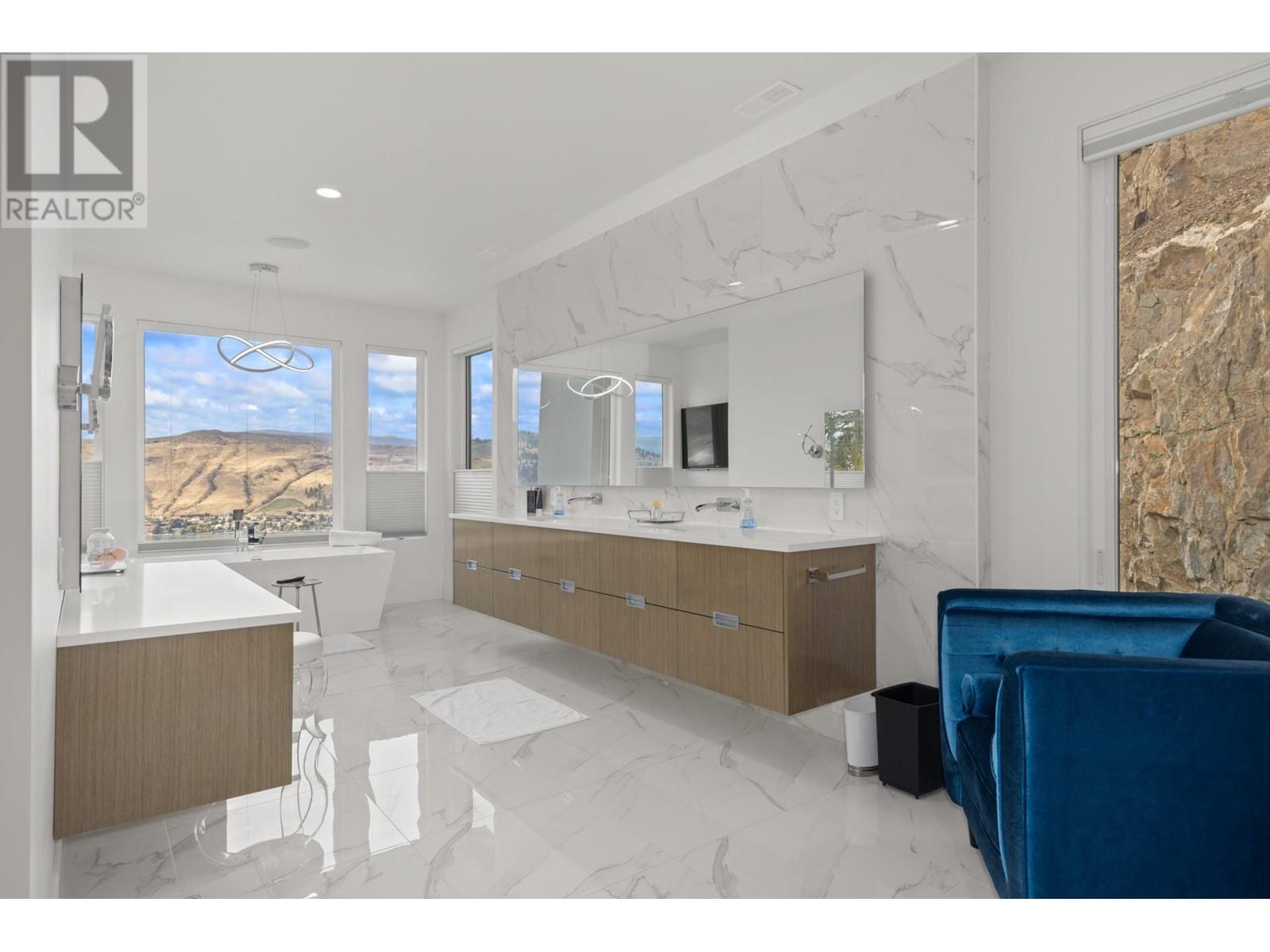  112 Sunset Boulevard, Vernon