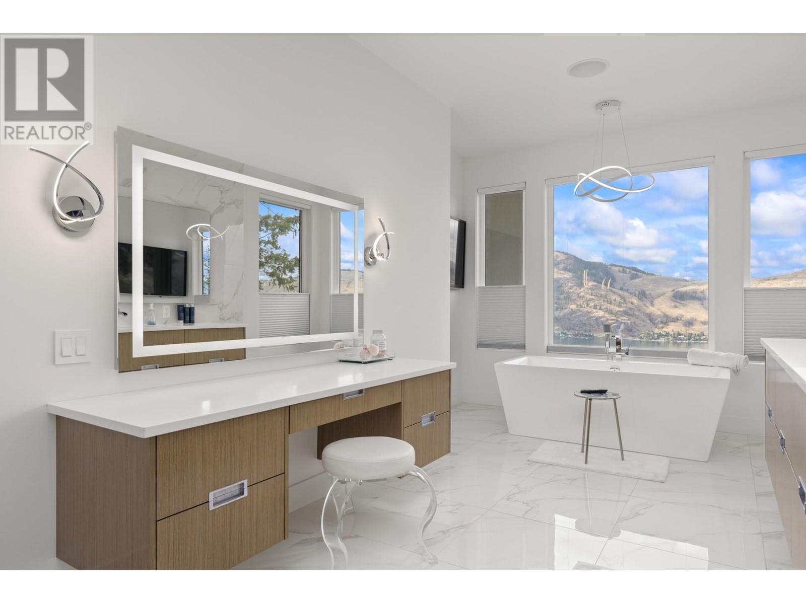  112 Sunset Boulevard, Vernon