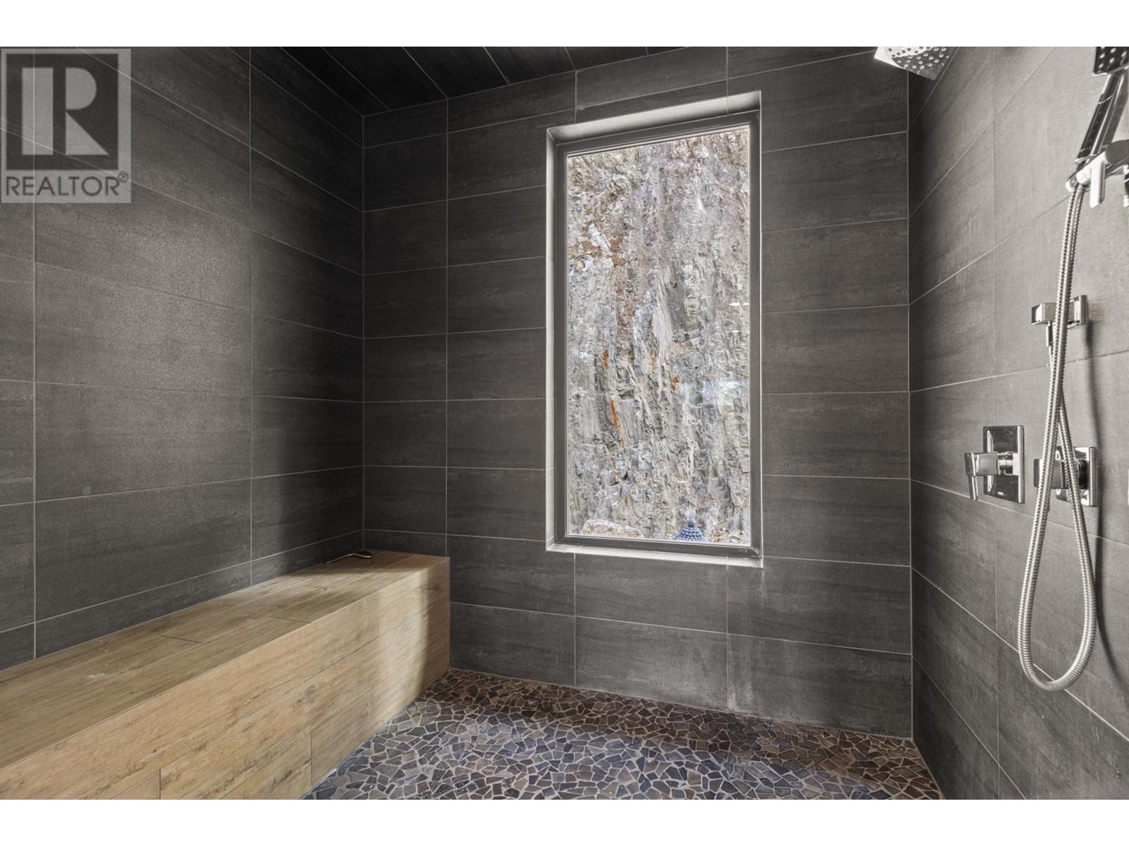  112 Sunset Boulevard, Vernon