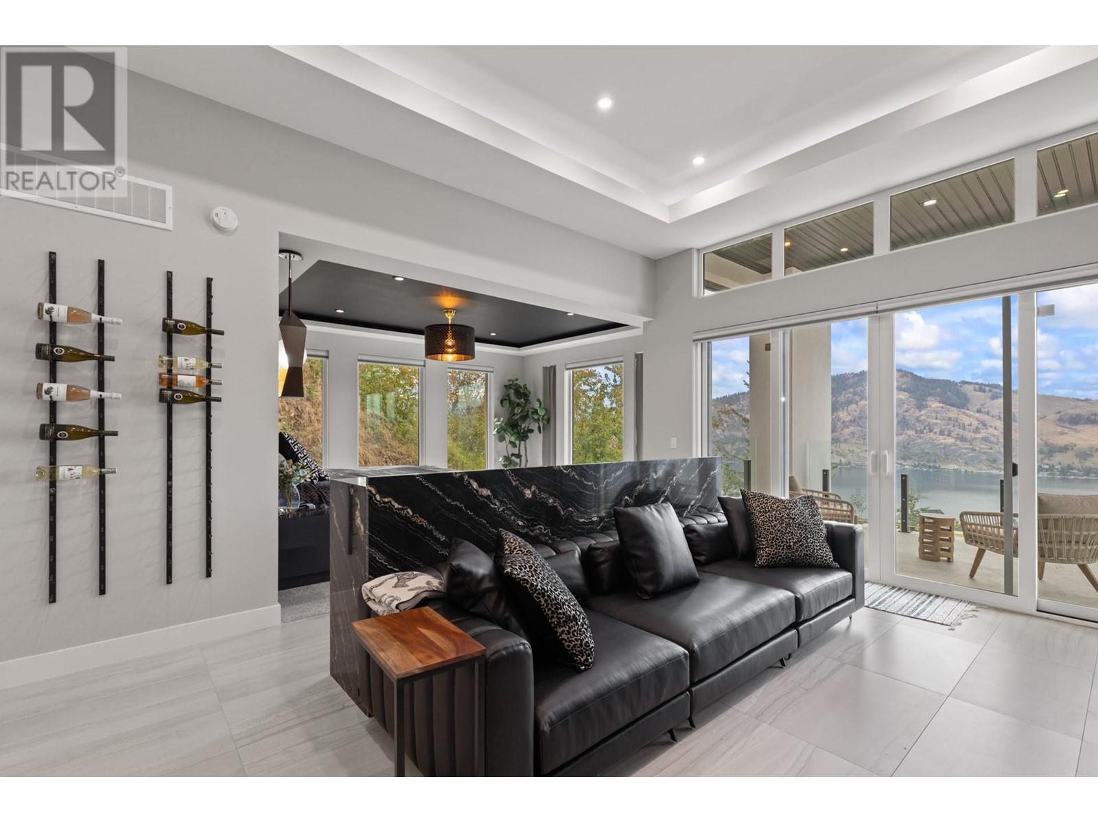  112 Sunset Boulevard, Vernon