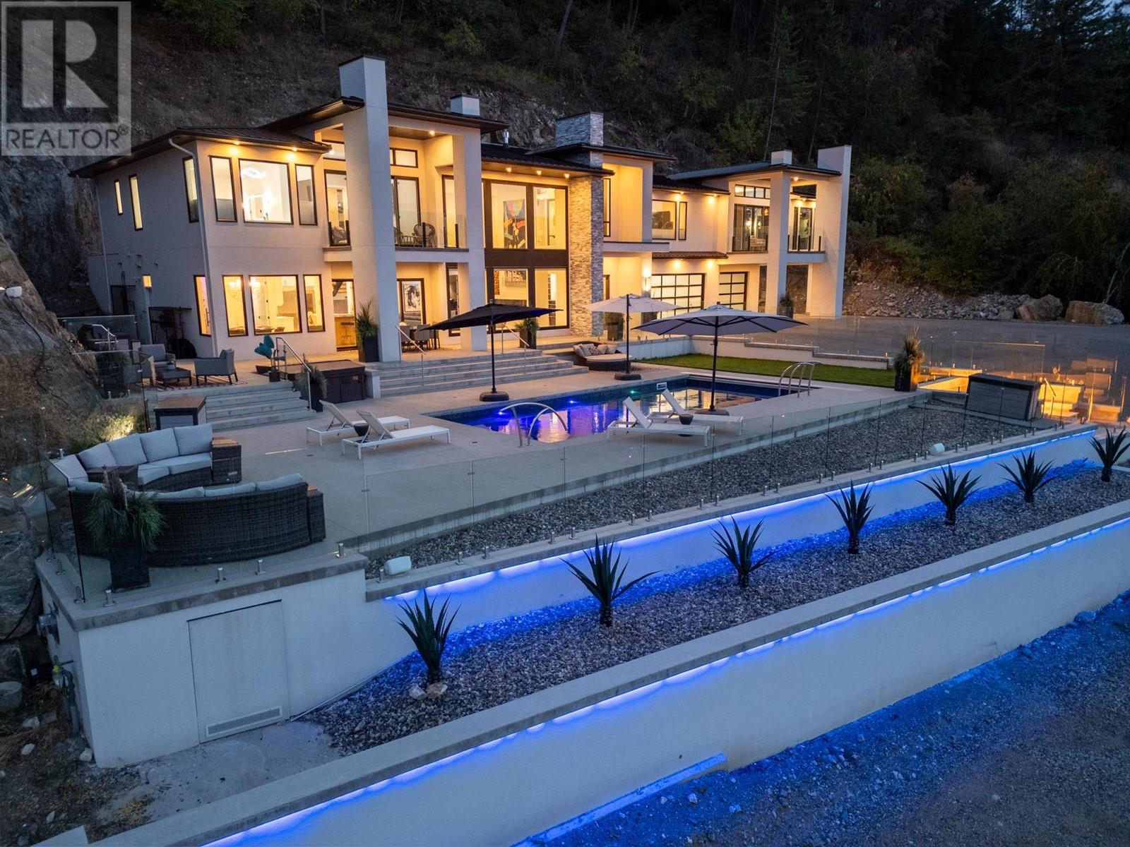  112 Sunset Boulevard, Vernon