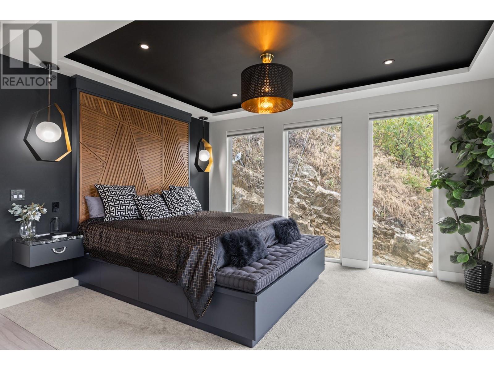 112 Sunset Boulevard, Vernon
