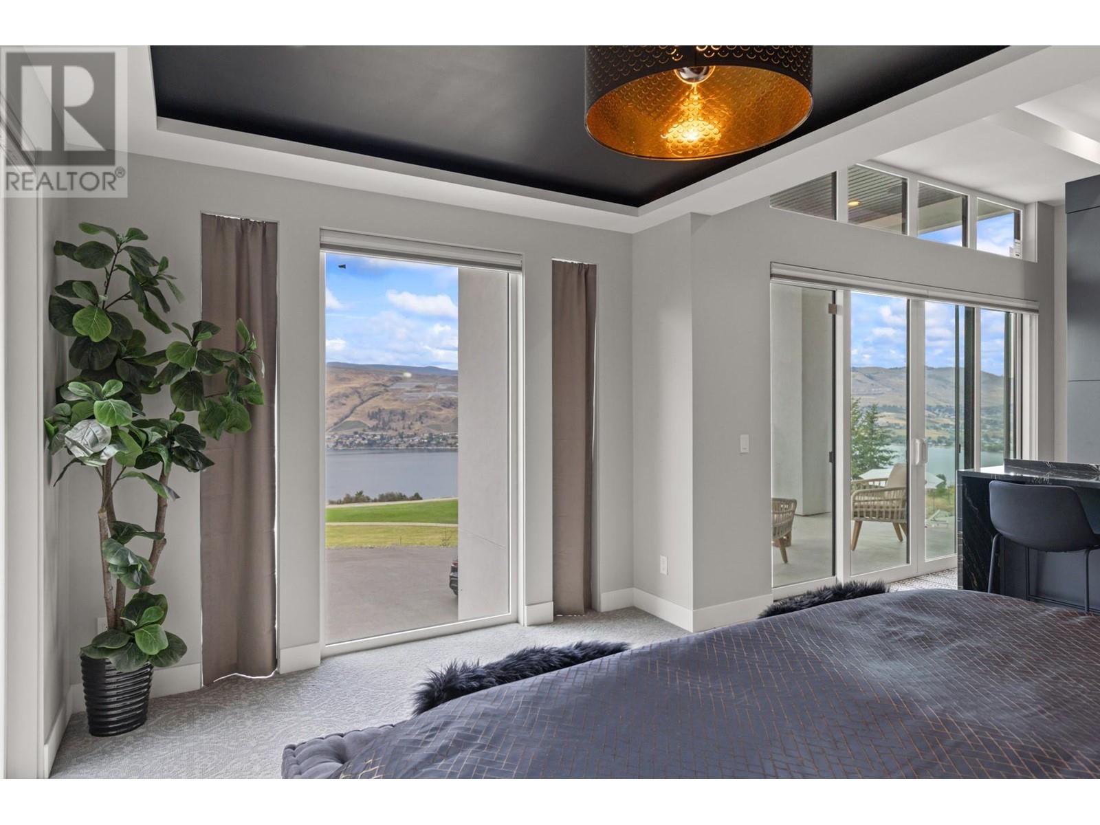  112 Sunset Boulevard, Vernon