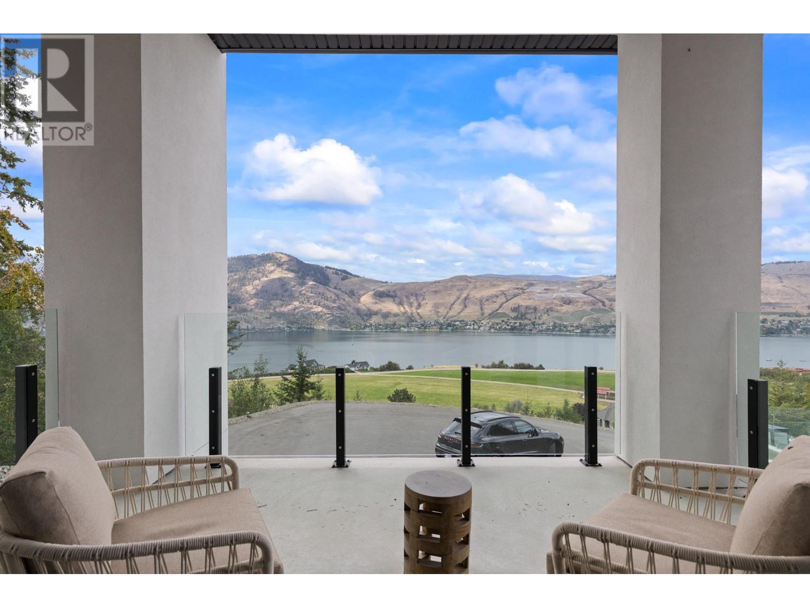  112 Sunset Boulevard, Vernon